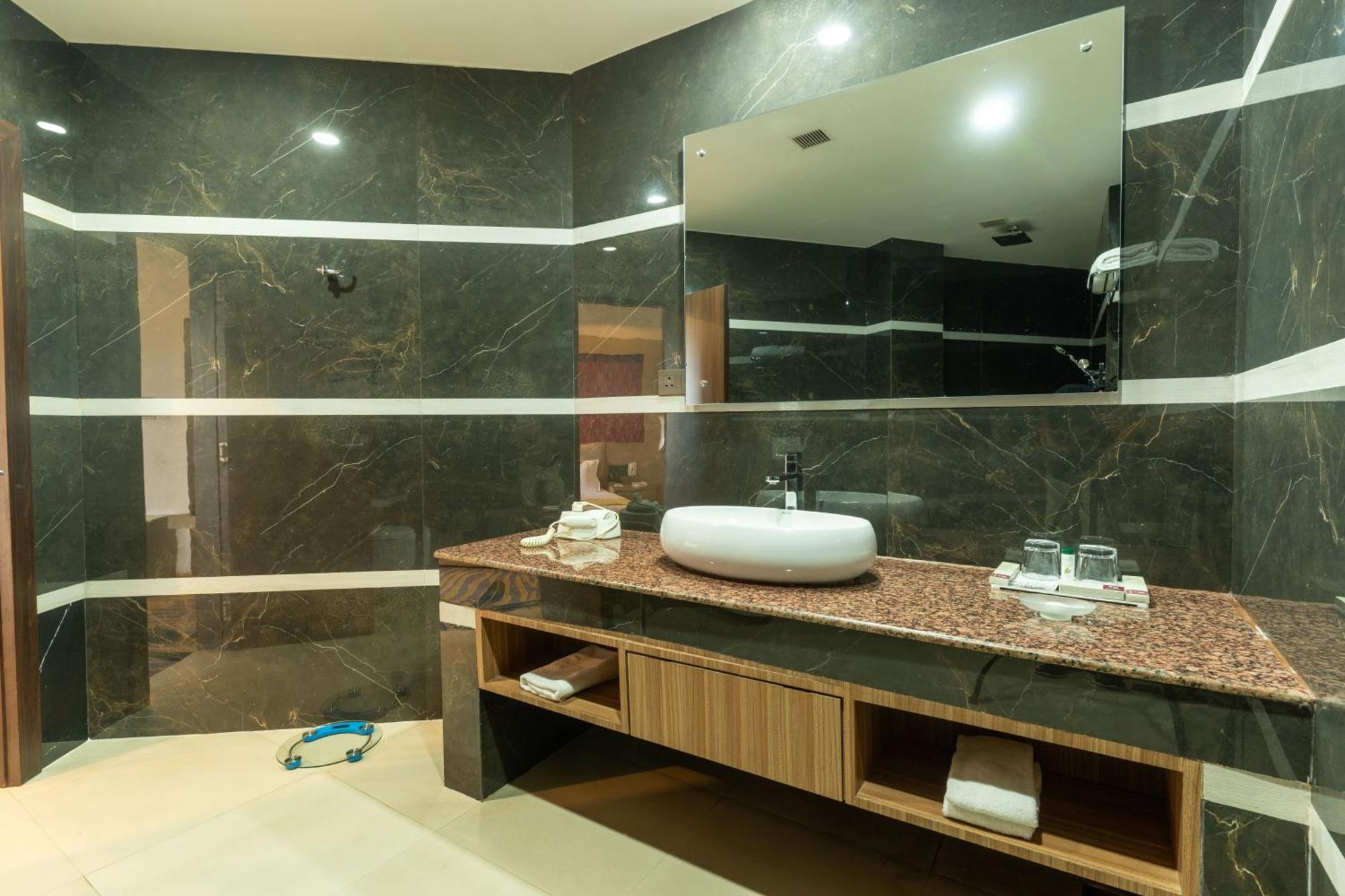 Hotel Mechi Crown Kakarvitta ภายนอก รูปภาพ