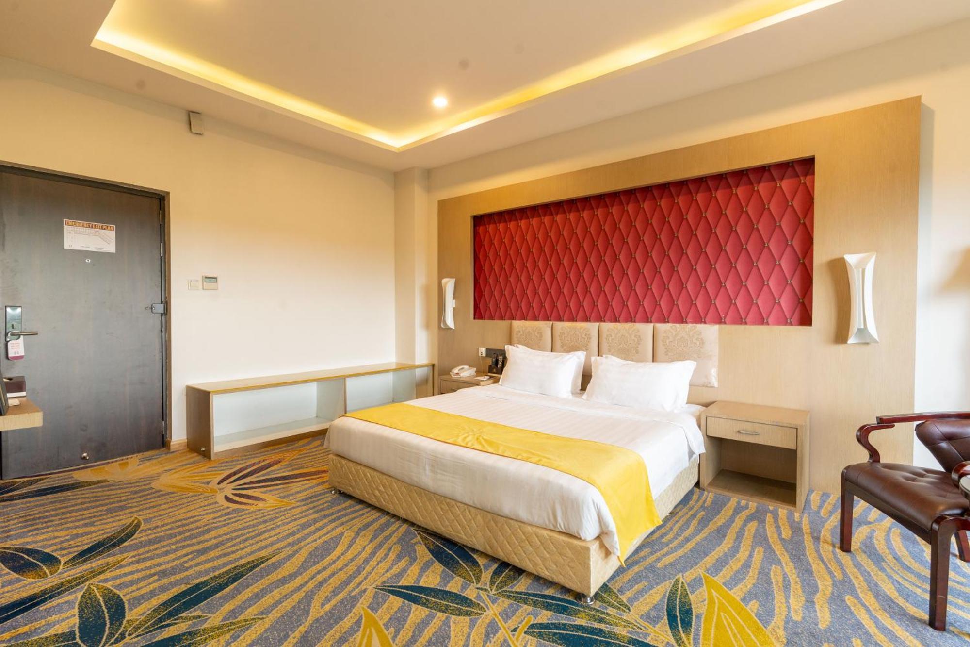 Hotel Mechi Crown Kakarvitta ภายนอก รูปภาพ
